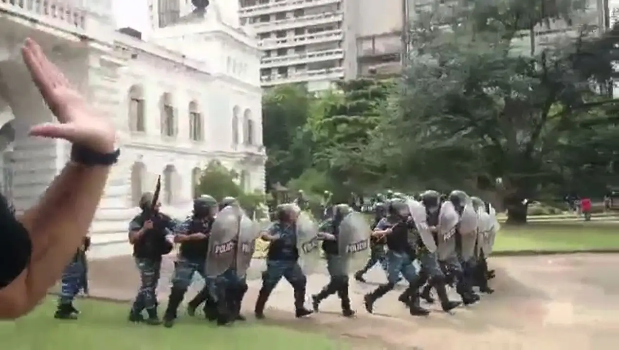 La Plata: reprimen frente a la Municipalidad una manifestación por despidos