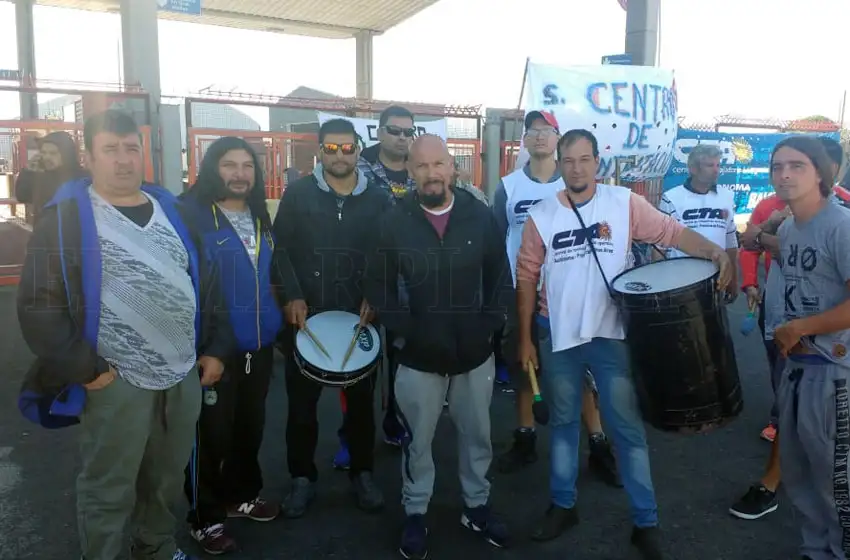 Trabajadores de la estiba mantienen boqueadas terminales del Puerto
