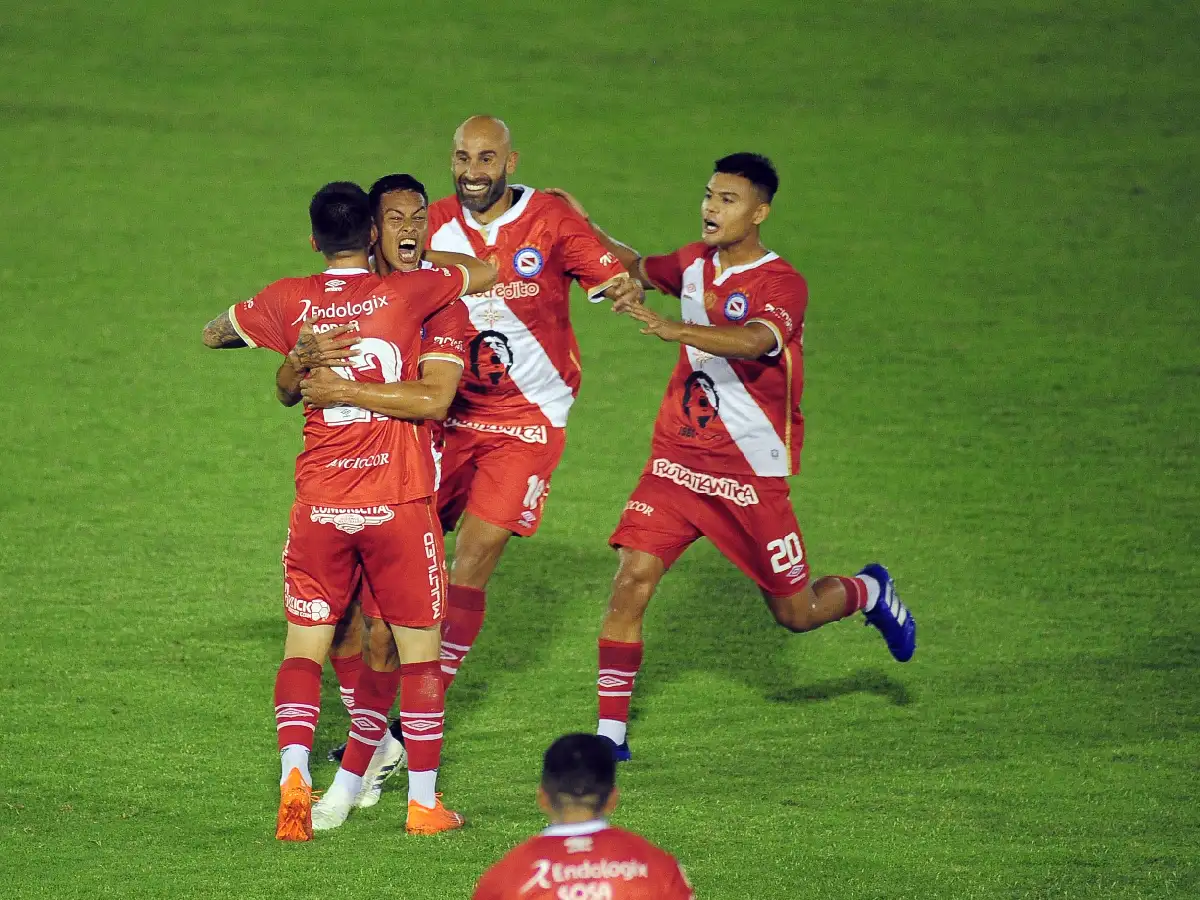 Ganó Argentinos y discutirá con Boca y River su pase a la final