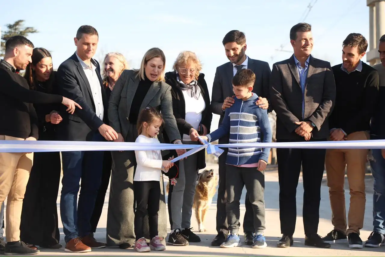 El momento del corte de cinta para inaugurar la obra.