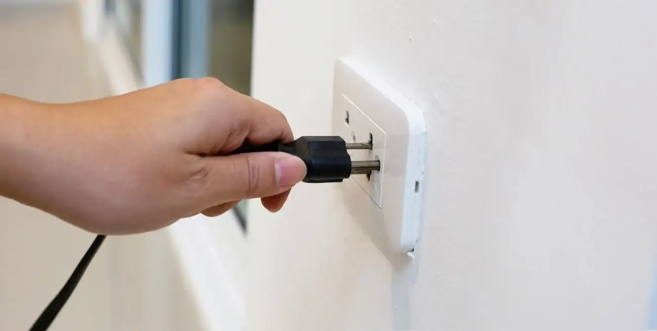Intento conectar el enchufe de una prolongación y sufrió una fuerte descarga eléctrica.
