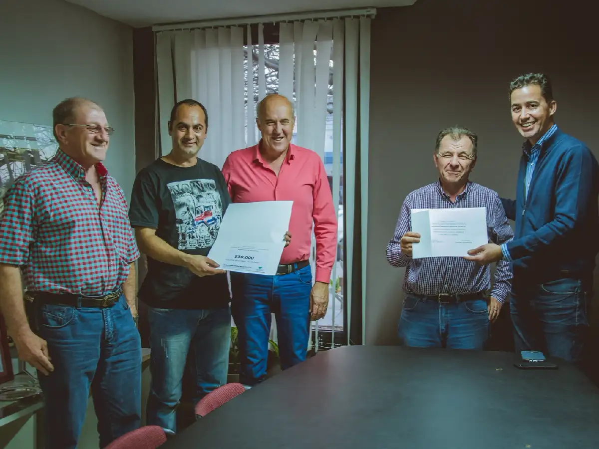Entrega de subsidios a dos  instituciones de Las Varillas 