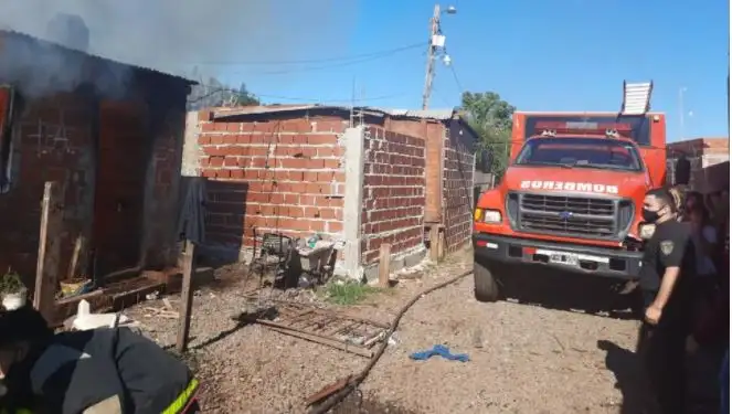Dejaron a sus hijos encerrados y se incendió la casa