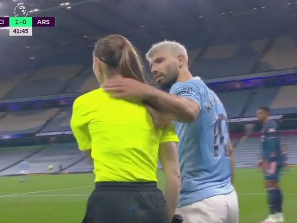 Agüero volvió a las canchas y maltrató a una jueza de línea