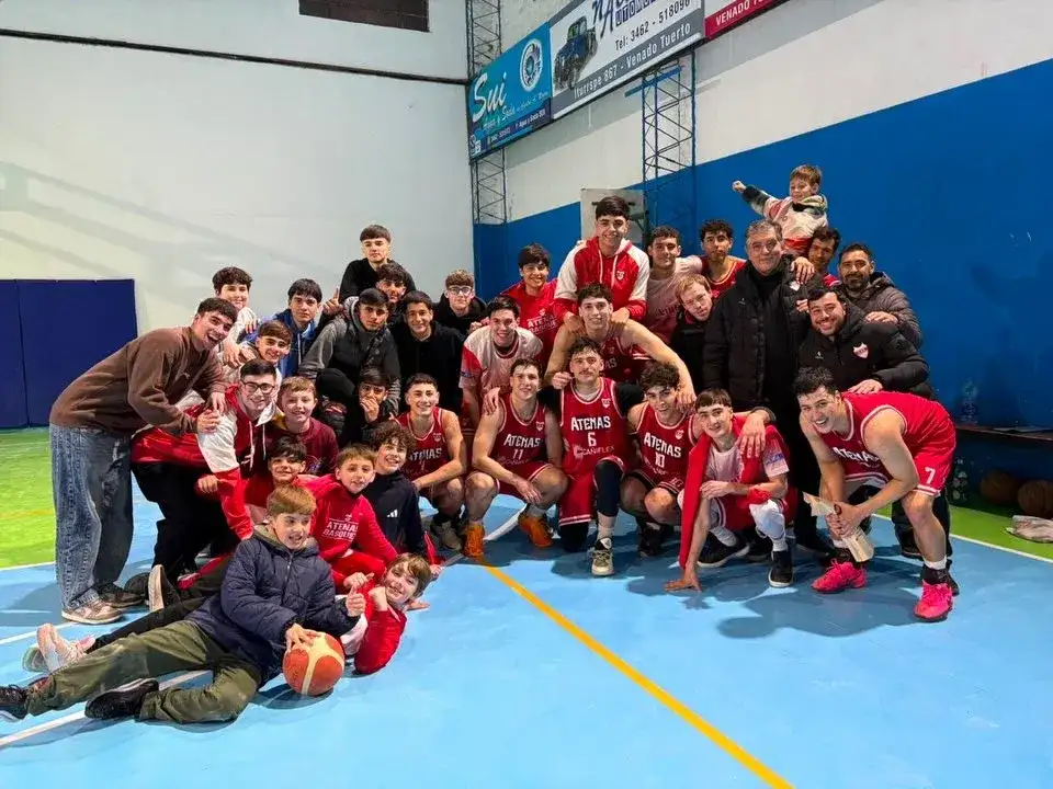 Plantel de la primera división masculina de Atenas en el Torneo Clausura de la Asociación Venadense de Básquet.