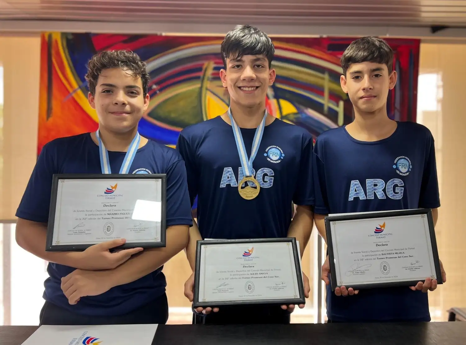 Los tres nadadores distinguidos por el Concejo.