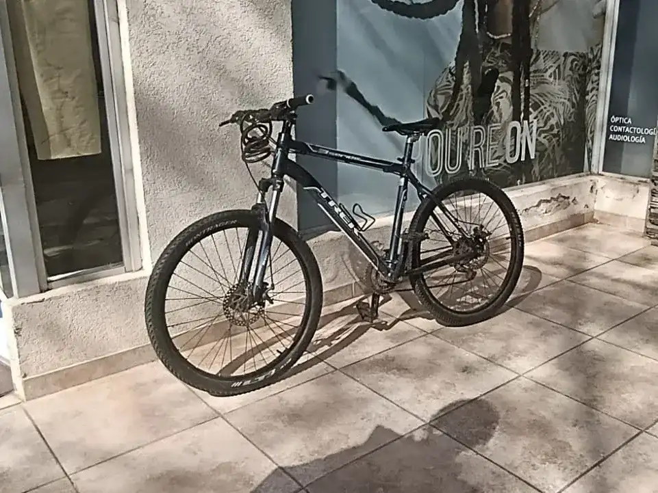 La bicicleta en la que se movilizaba la joven.