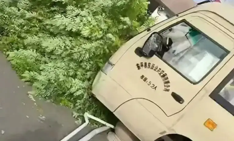 El chofer dijo que perdió el control del micro escolar.