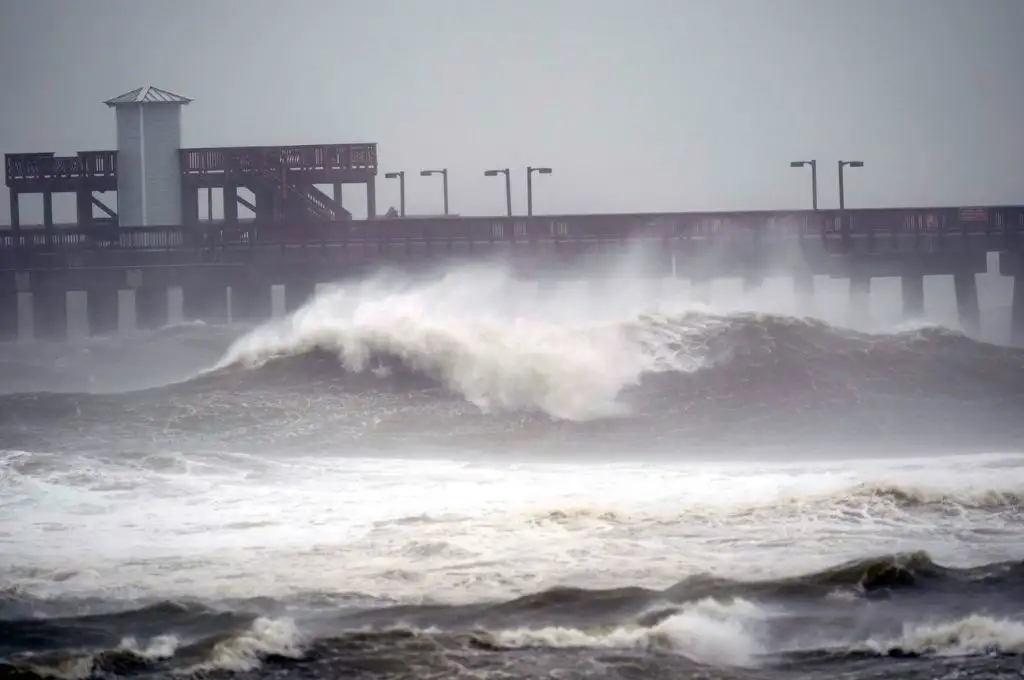 Con vientos de hasta 165 km/h, el huracán Sally tocó tierra en el sur de EEUU