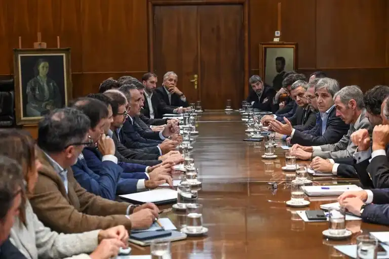 Cammesa es la encargada de administrar el mercado eléctrico pero en la práctica es además es la que paga a las generadoras la diferencia entre el costo “real” de la energía y lo que pagan los usuarios