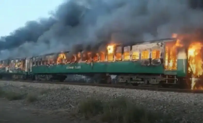 Pakistán: más de 70 muertos y varios heridos por una explosión en un tren