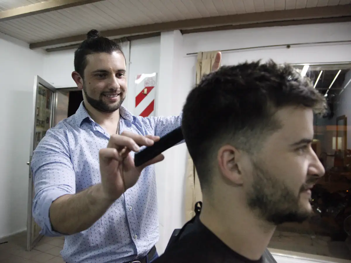 La inclusión en sus manos:  Emanuel es sordo y abrió  su propia peluquería 