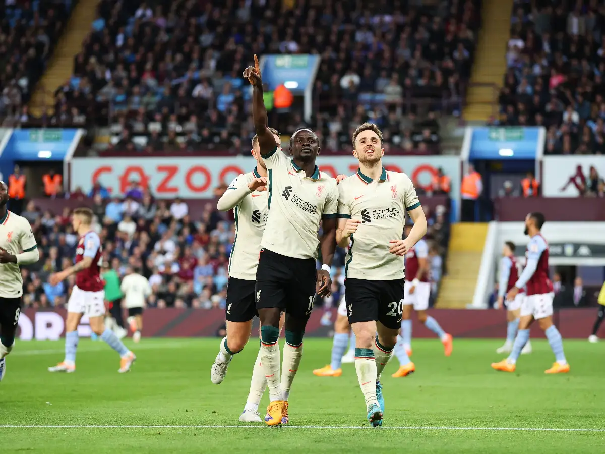 Liverpool le ganó a Aston Villa y llegó a la cima