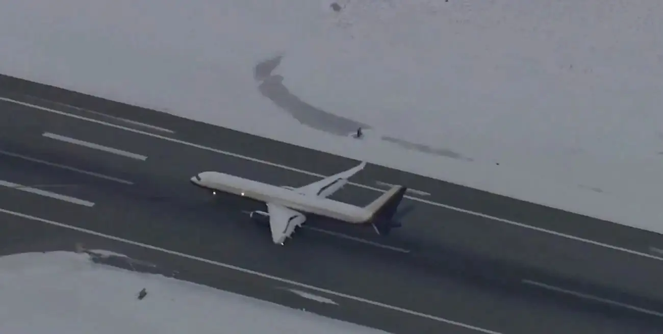 El avión que transportó al presidente de Venezuela, Nicolás Maduro, y a su esposa, Cilia Flores aterrizando en Nueva York.  Sábado 3.1.2026  20:51  /  Actualizado al Sábado 3.1.2026 21:04hs