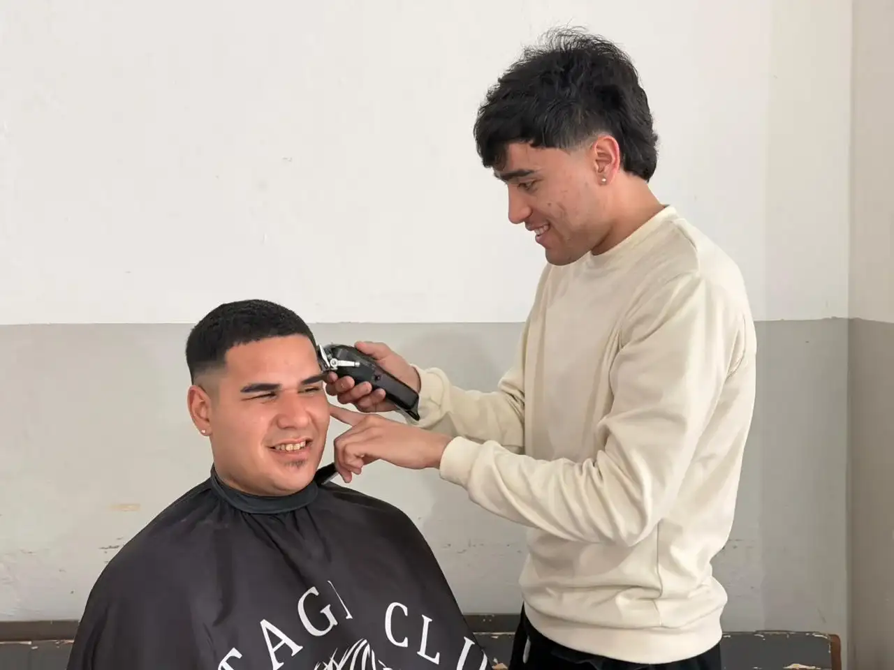 Peluquero solidario en plena tarea.