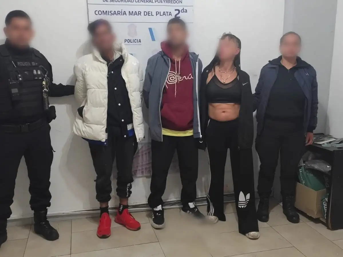 La víctima, de 74 años, declaró que se encontraba durmiendo cuando los agresores forzaron la puerta de ingreso, la redujeron utilizando un cinturón y se apoderaron de dinero en efectivo y pertenencias personales.