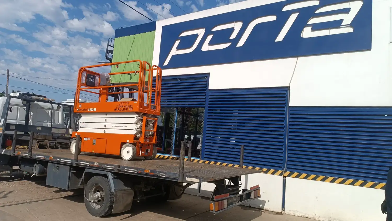 Plataformas tijera, una solución clave de Porta Autoelevadores para trabajos en altura