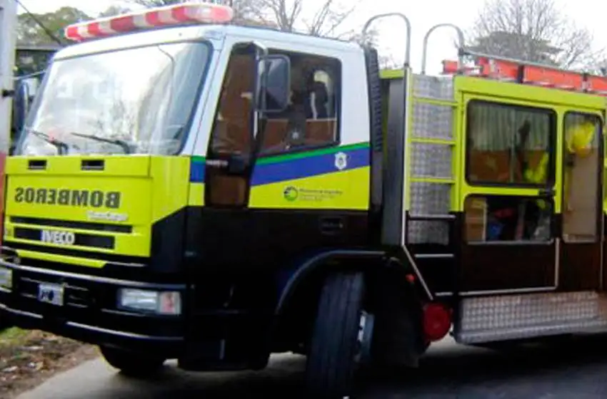 Dos bomberos internados tras un voraz incendio en un chalet