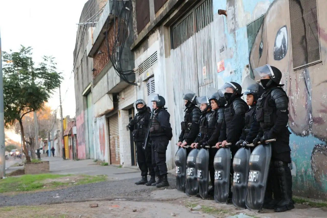 Los agentes policiales dando comienzo al operativo.