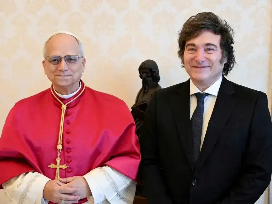 El presidente Javier Milei posa junto a una autoridad eclesiástica en un encuentro oficial. El mandatario argentino envió un mensaje de apoyo tras conocerse la noticia sobre la próxima intervención quirúrgica por un nódulo pulmonar del religioso.