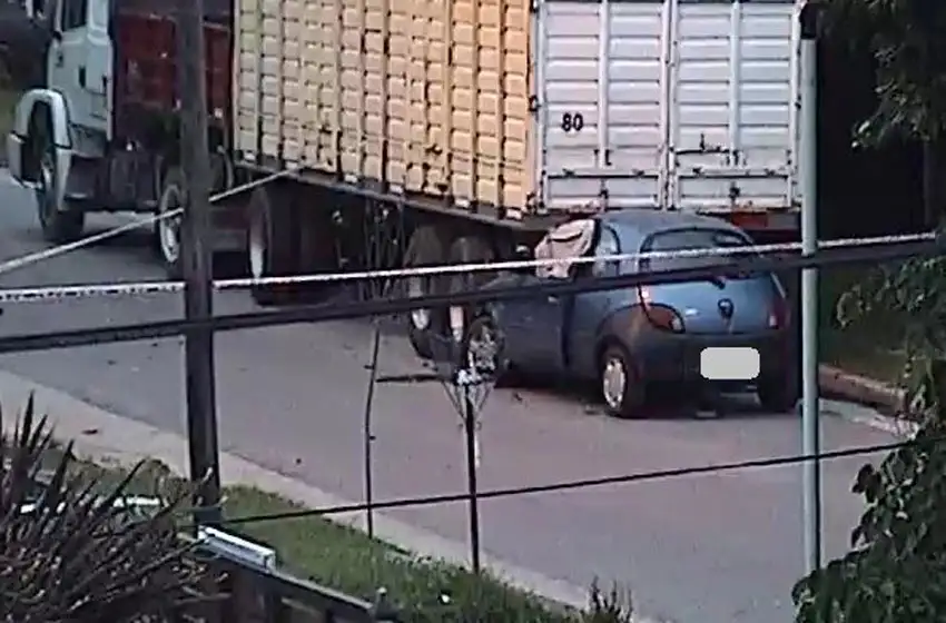 Falleció un hombre al chocar su auto con un camión