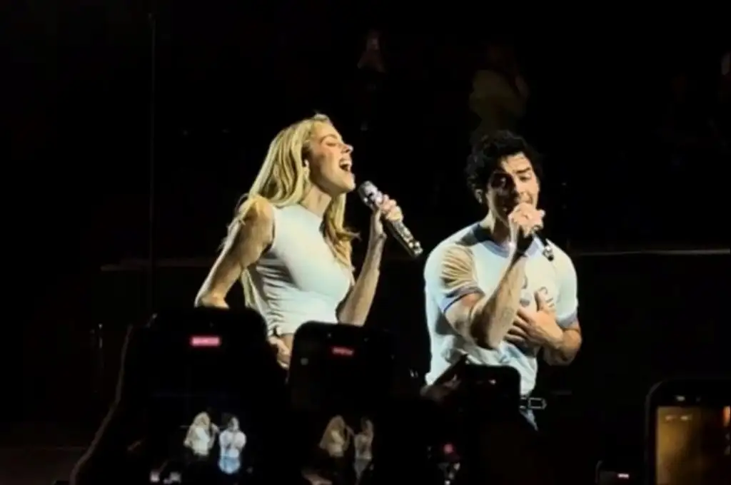 Tini Stoessel junto a Jonas Brothers