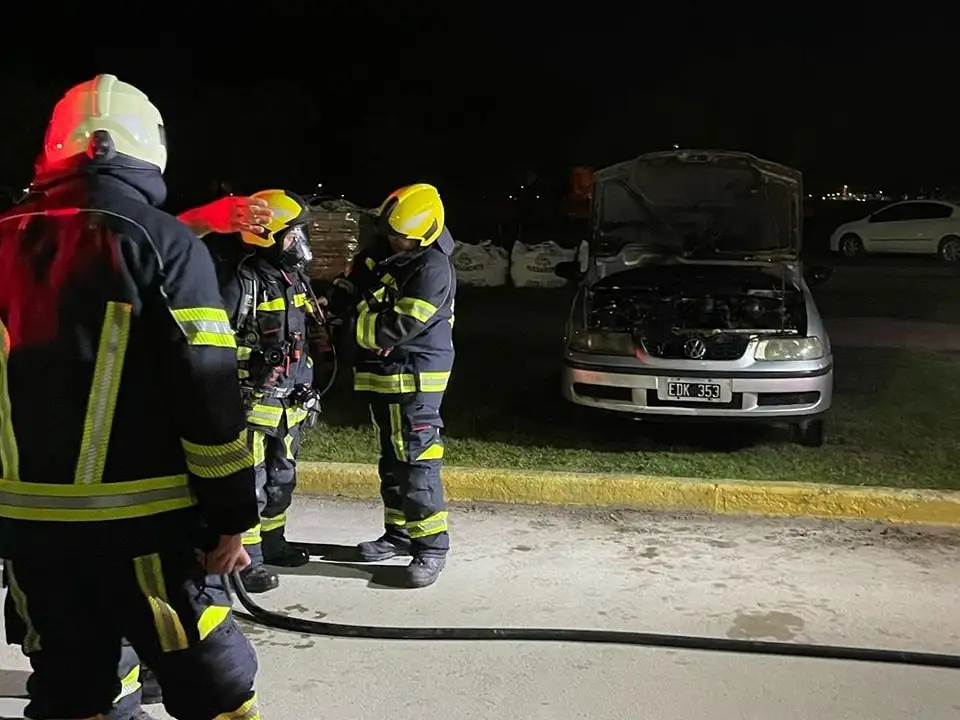 Se incendió un auto estacionado en el predio de la UTN