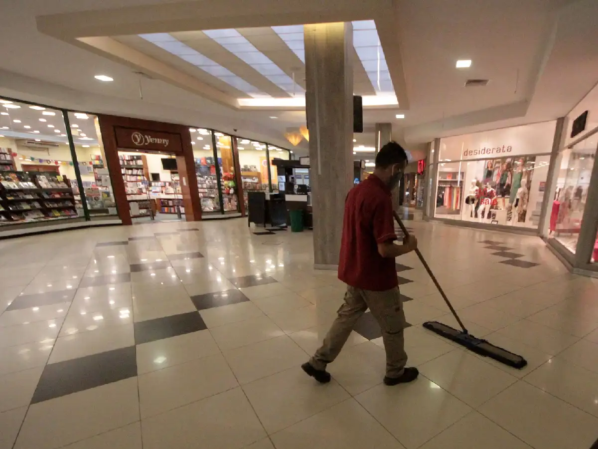 Comercios y shoppings abren sus puertas en Corrientes