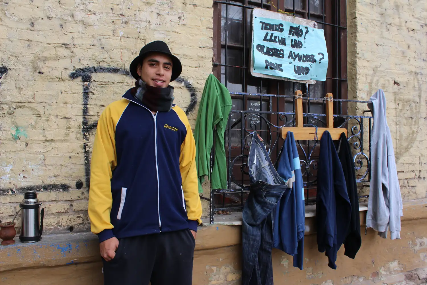 Abrió el primer ropero social en barrio Roma