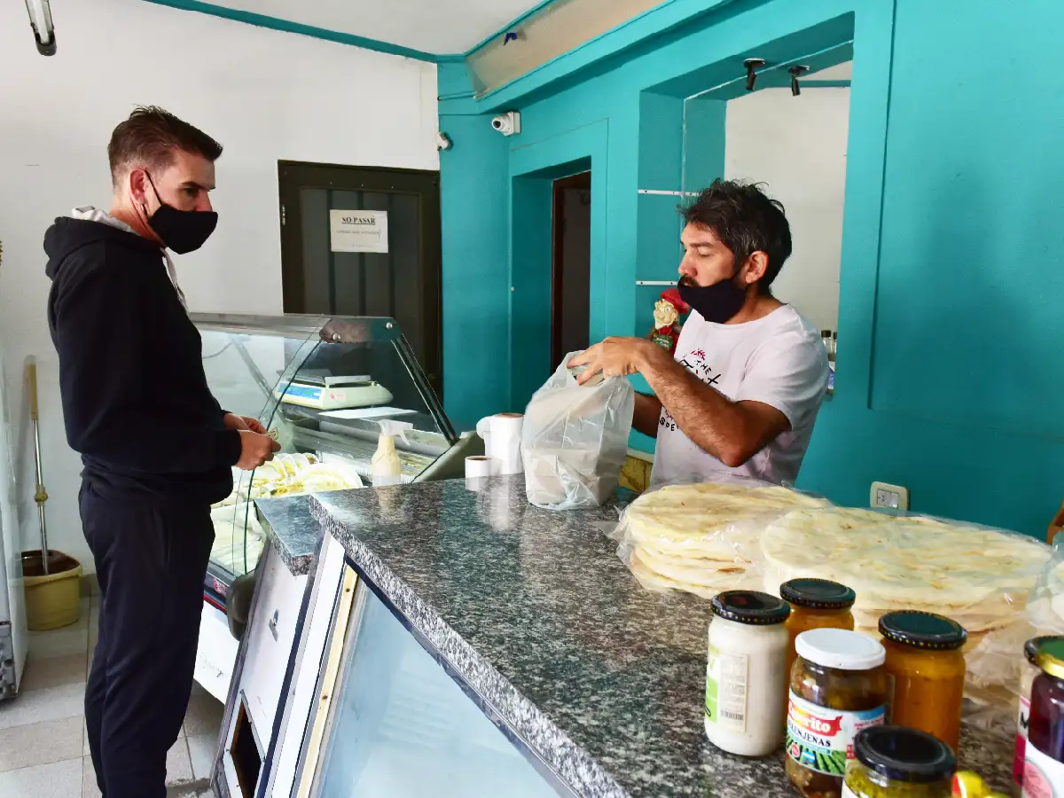  El aumento de la población aislada ya resiente la actividad comercial        