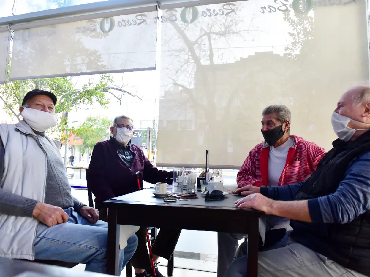 Los locales gastronómicos hoy podrán abrir hasta la medianoche 