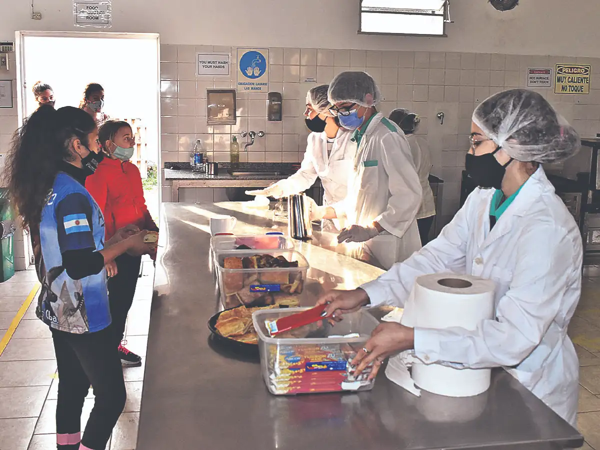 En Devoto, los chicos enseñan el buen  hábito de desayunar
