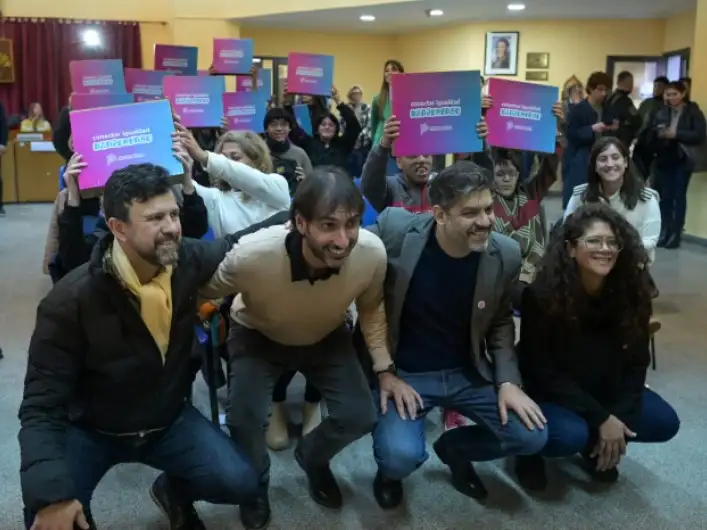 La jornada en Punta Indio incluyó la entrega de computadoras del programa Conectar Igualdad Bonaerense a 52 estudiantes.