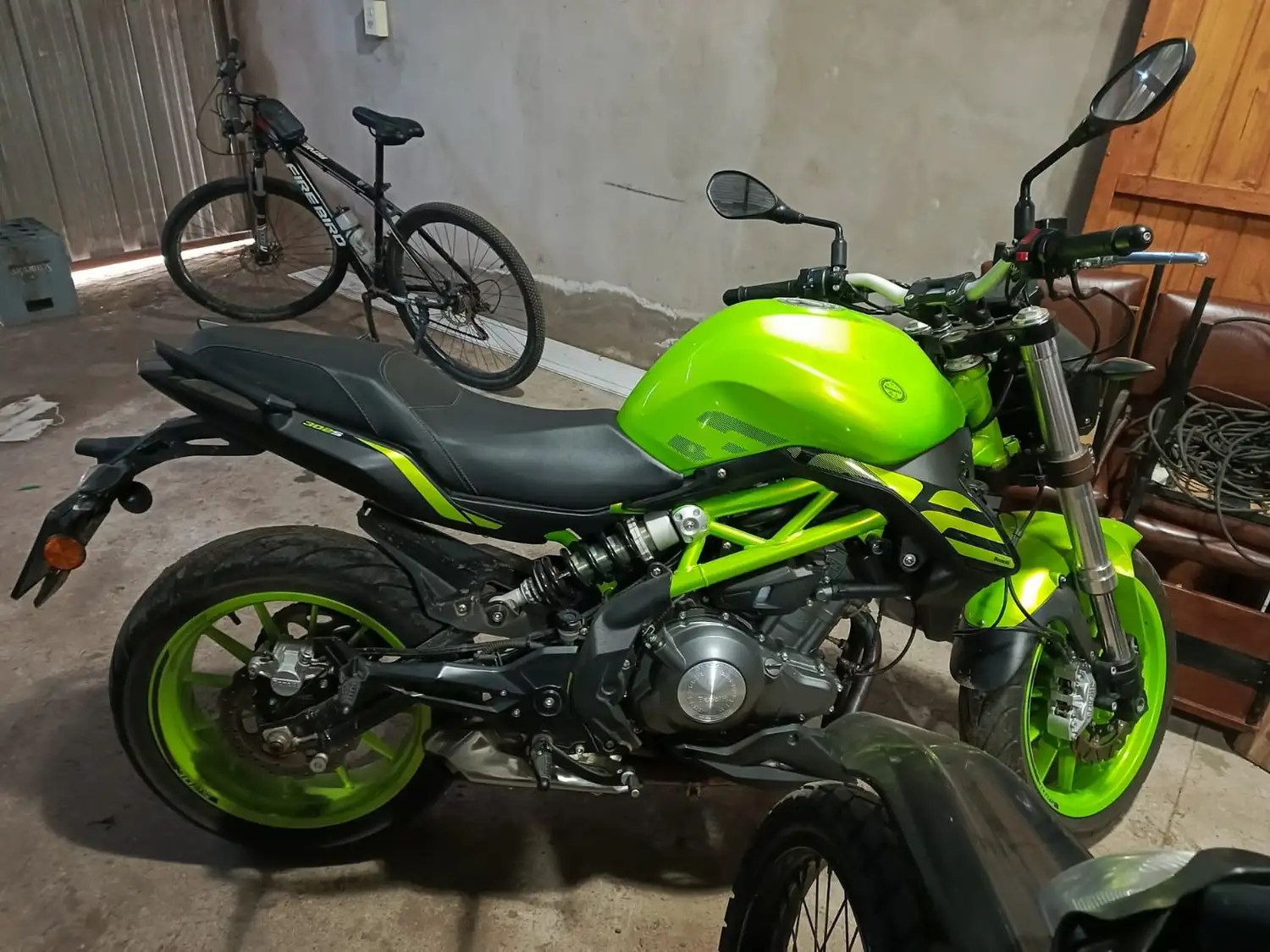 Una de las motocicletas de alta cilindrada incautada.