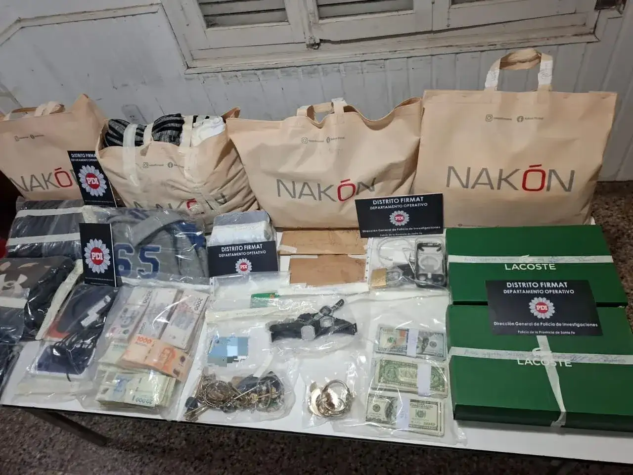 El botín secuestrado por la PDI en Venado Tuerto incluye fajos de dinero en pesos y dólares, joyas, prendas de vestir. Foto: Gentileza PDI