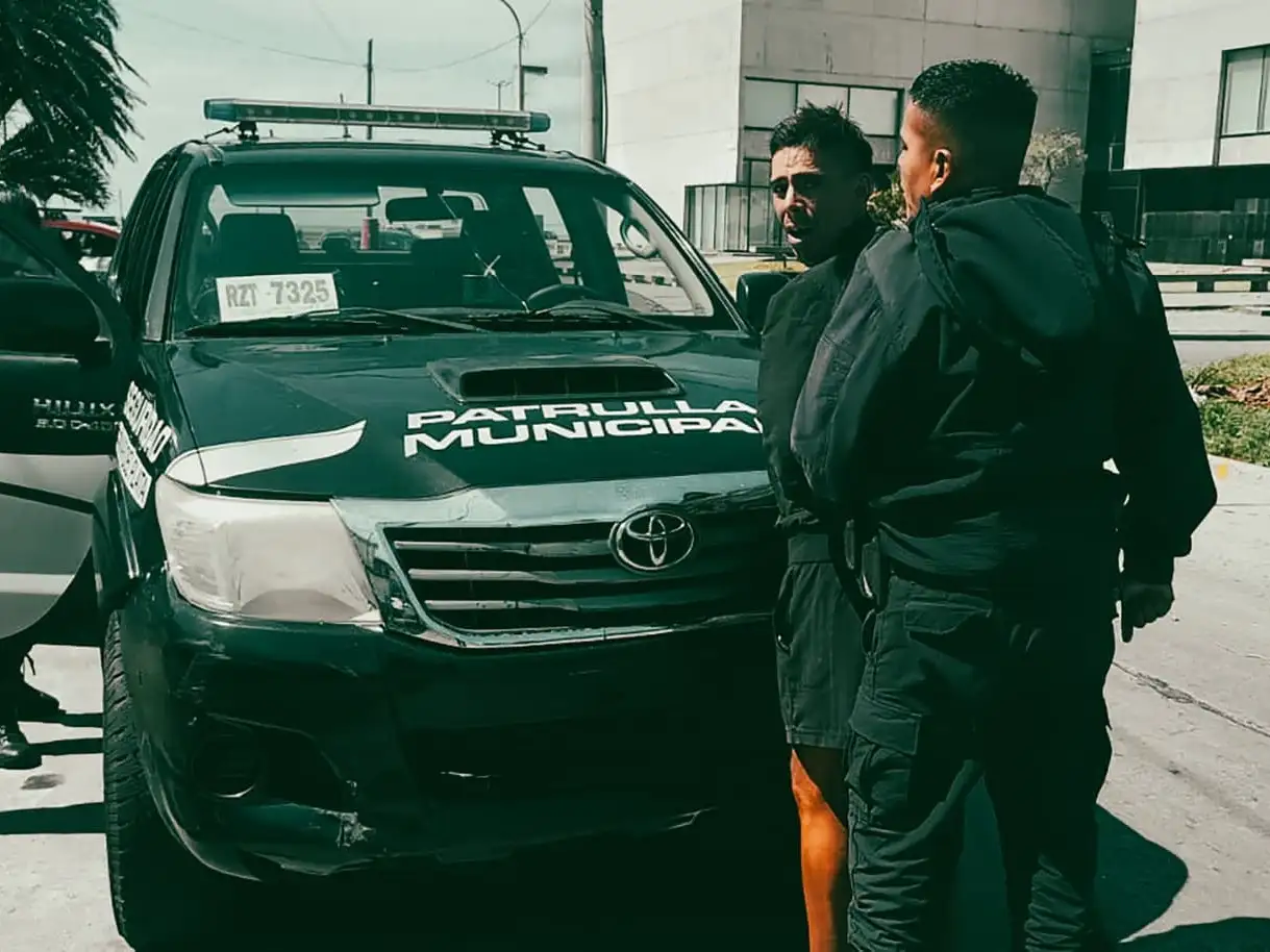 El hombre fue aprehendido por resistencia a la autoridad y desobediencia, y trasladado a la Comisaría Primera.