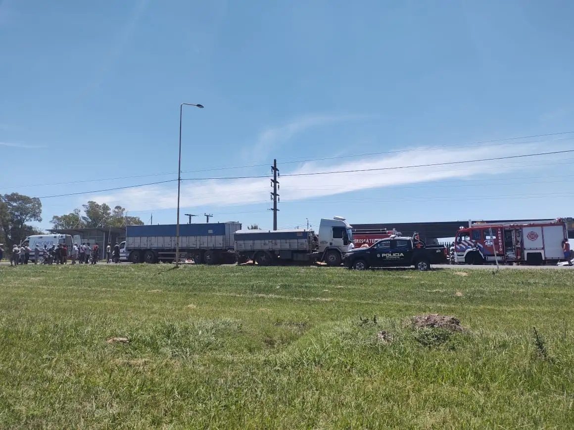 Grave siniestro entre dos camiones en la ruta nacional 33.
