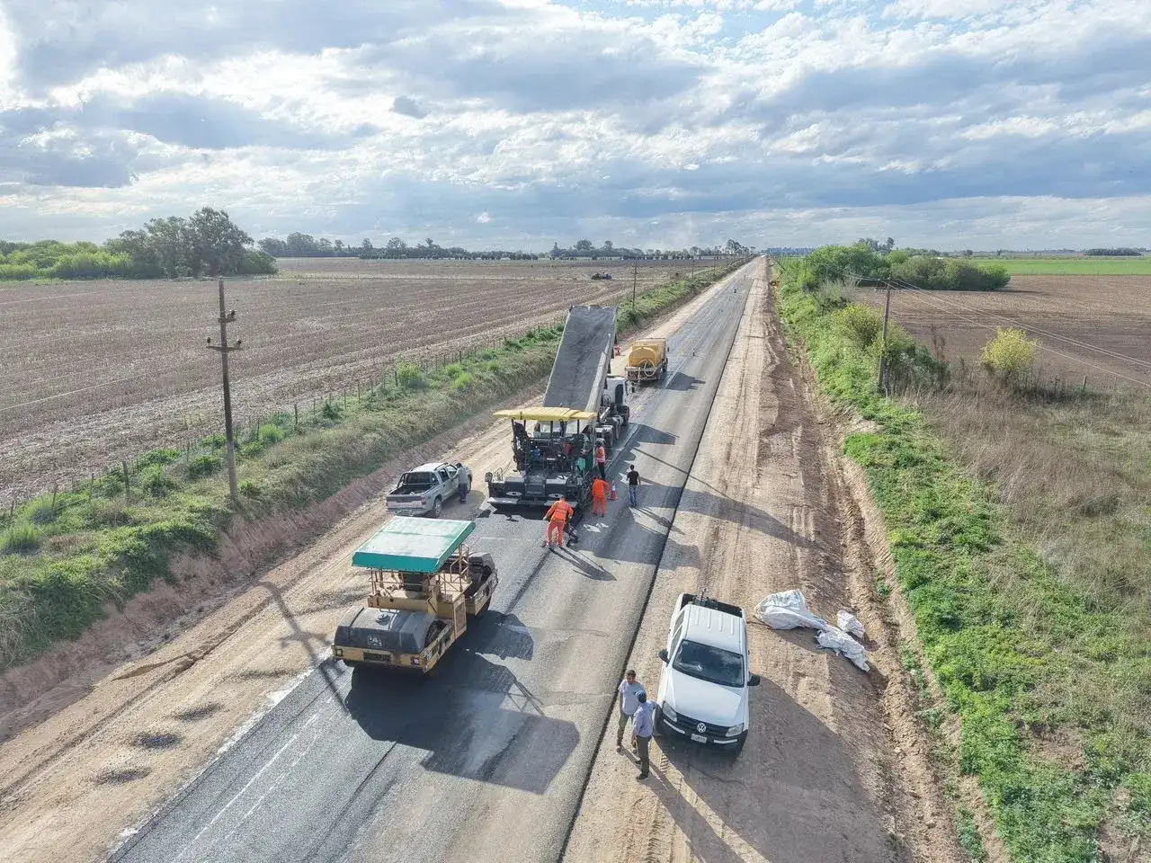 Las tareas de asfalto avanzan sobre la traza vial, marcando una etapa clave para la infraestructura y la conectividad de la región en esta obra fundamental. Foto: Gentileza