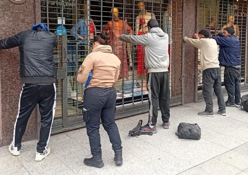 Los cuatro sujetos fueron interceptados y demorados en avenida Jara y Moreno.
