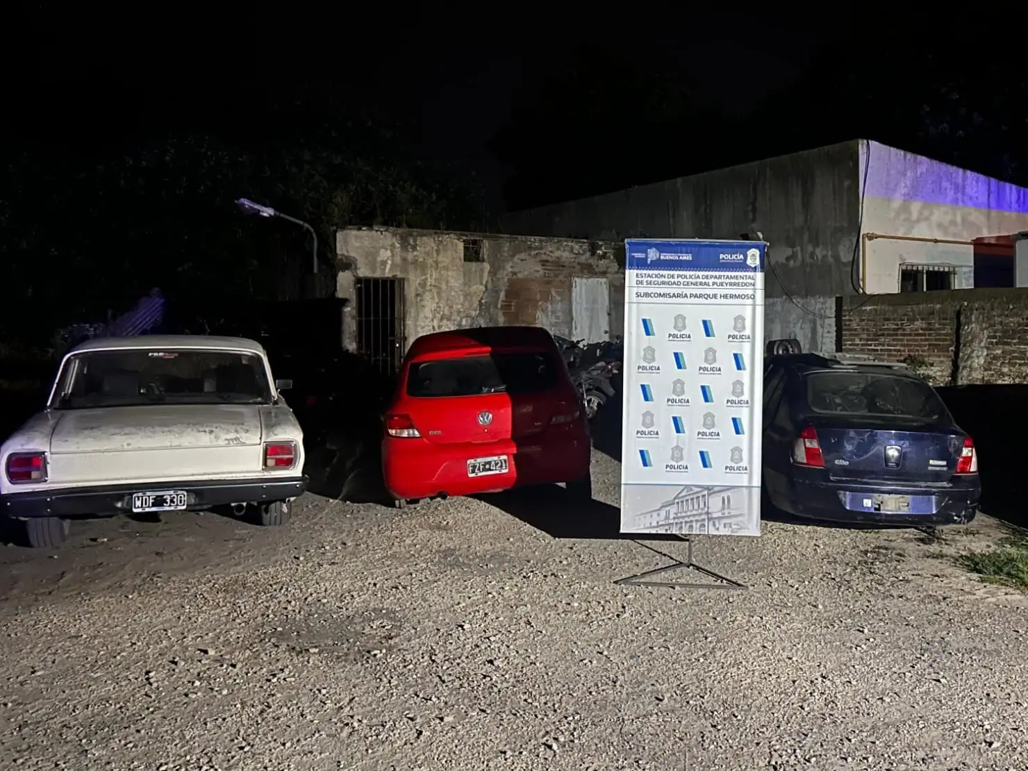 En el lugar se encontraron un Ford Falcon blanco, un Renault Sandero azul, un Volkswagen Gol Trend rojo y un Renault Clio azul.