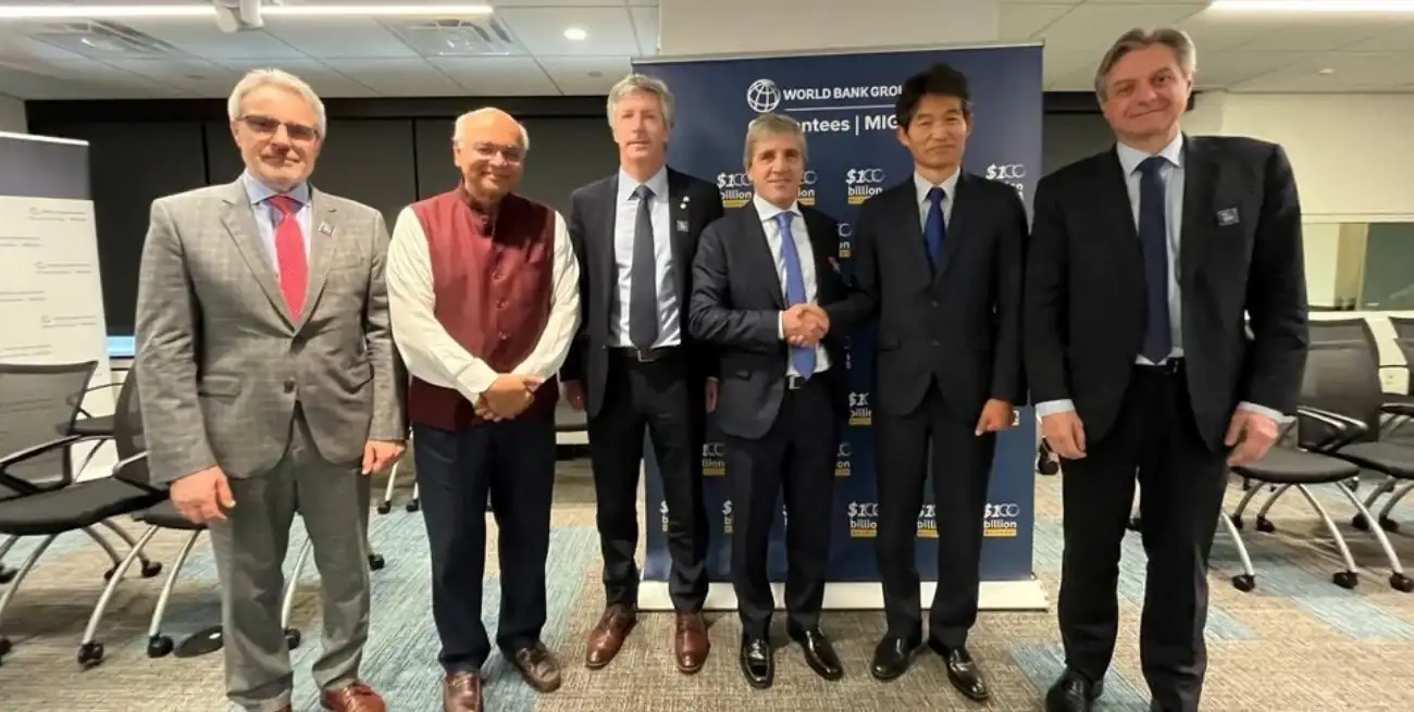 Caputo junto a los representantes de MIGA/Banco Mundial.