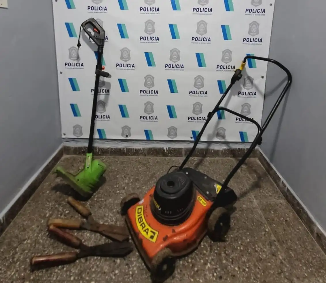 Dos sujetos circulaban con máquinas de cortar el pasto durante la madrugada.