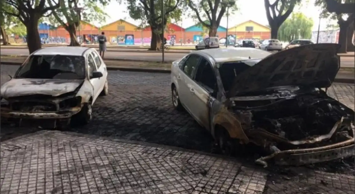 Autos quemados y carteles con amenazas en Rosario