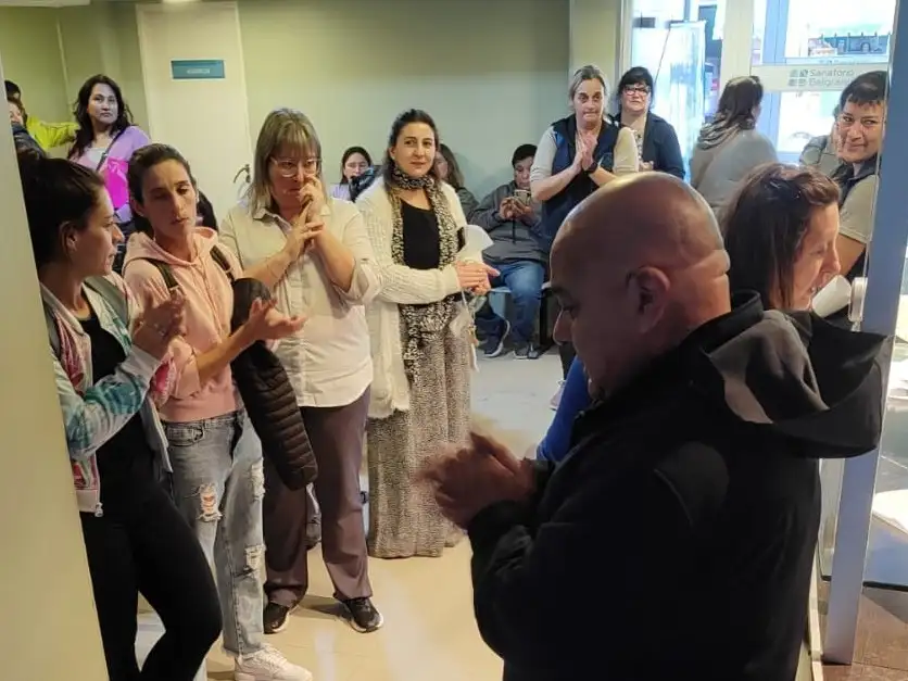 Trabajadores del Sanatorio Belgrano hicieron sentir su reclamo en el hall de ingreso a la clinica..