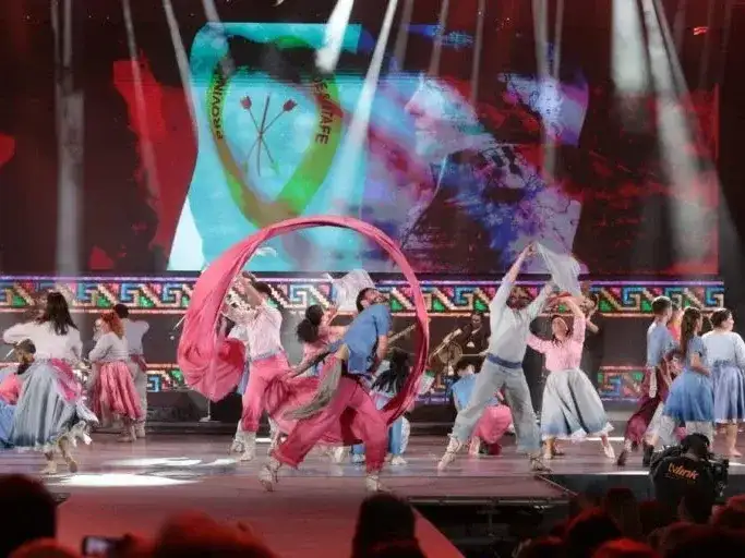 Bailarines de la Delegación Santafesina desplegando la coreografía folclórica sobre el escenario del Festival de Cosquín 2026.