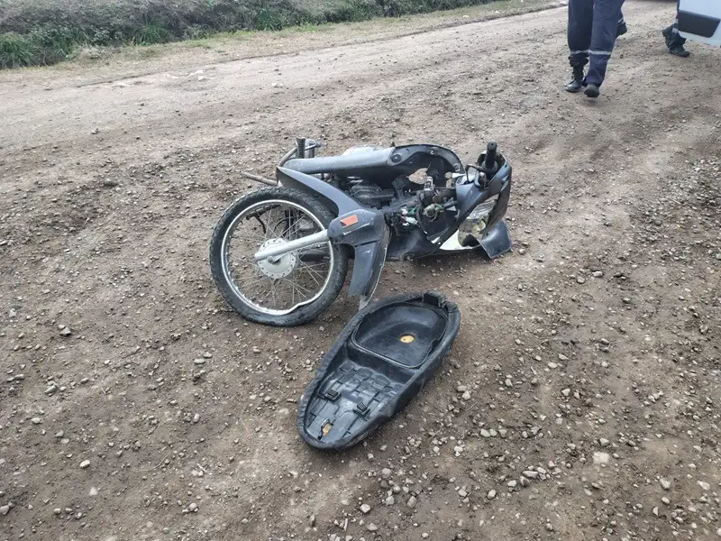 La moto sufrió importantes daños tras la colisión en Vuelta de Obligado y Falucho.