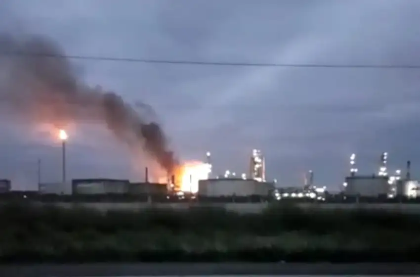 Voráz explosión e incendio en una refinería de Bahía Blanca