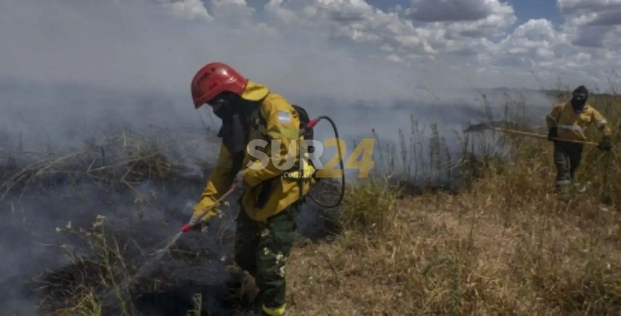 Corrientes: bomberos combaten focos activos y aguardan nuevas lluvias