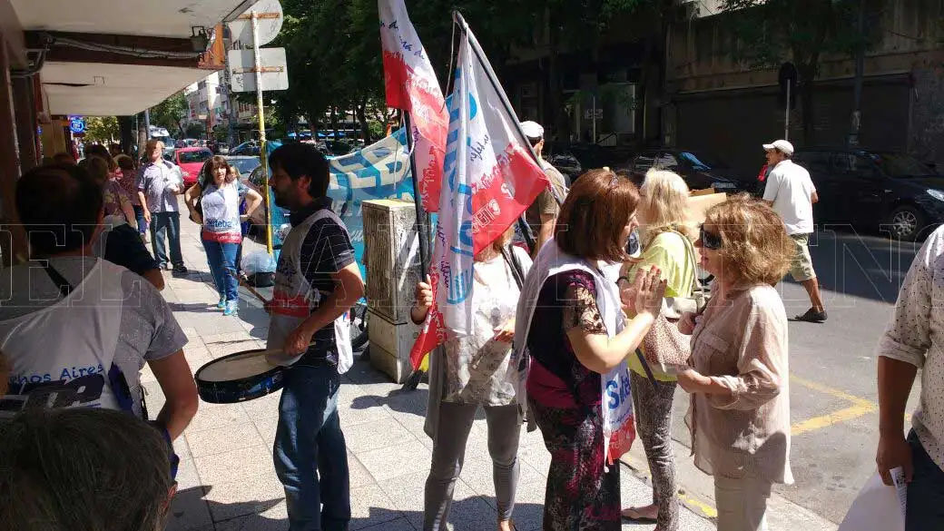 Docentes protestaron por el "ilegal e injusto" descuento en el aguinaldo