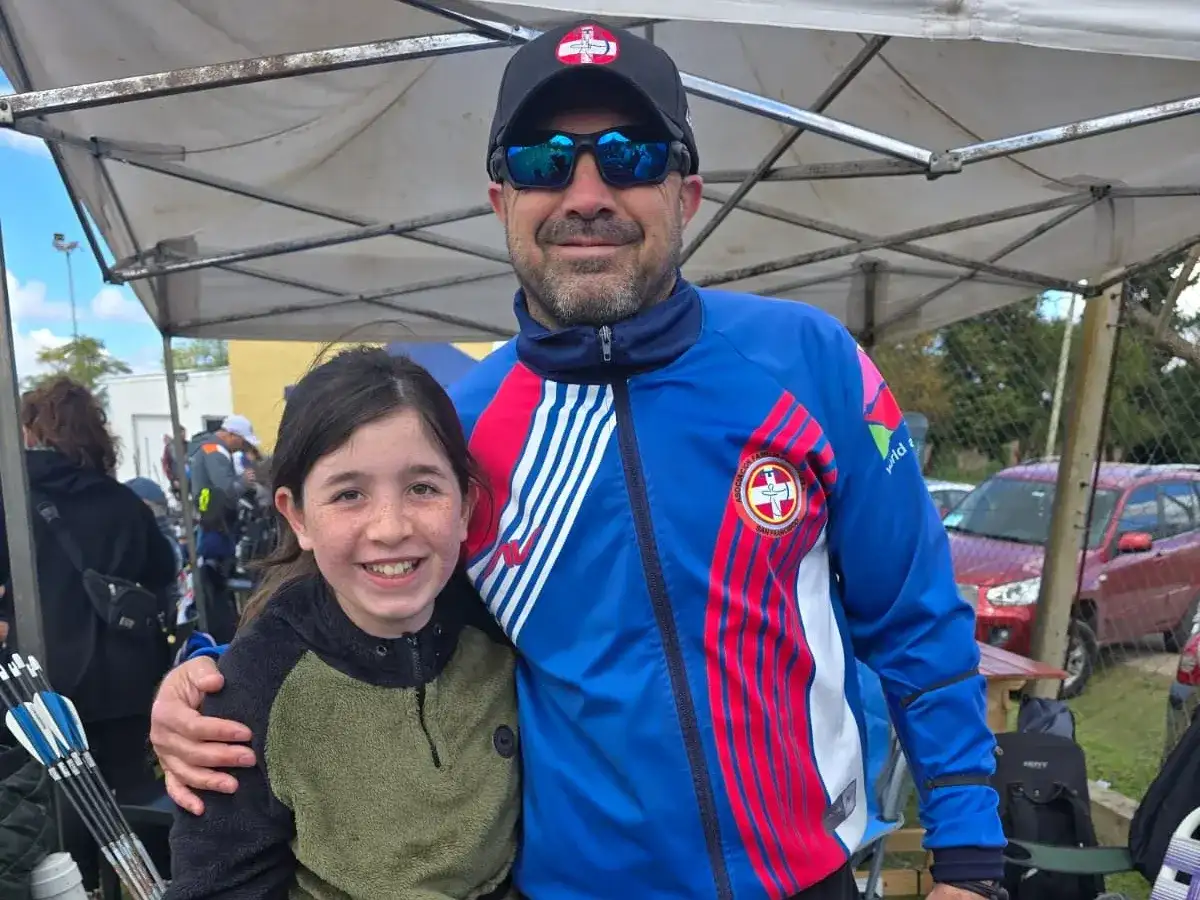 Mauricio Bertin y Emma Bicego luciendo sus medallas de oro en Santo Tomé.